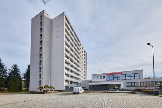 Hotel z venku