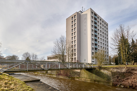 Hotel z venku od řeky